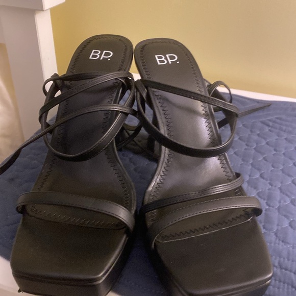 Beautiful ankle wrap heals- never worn!  NWOT - Picture 2 of 6